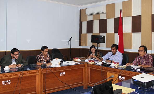 Suasana rapat Pansus lima Ranperda.